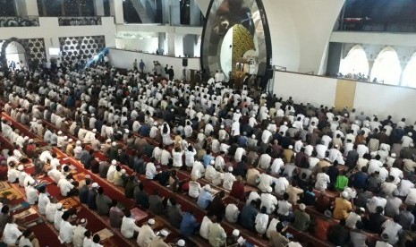 Ribuan umat Muslim Kota Padang mengikuti ibadah Shalat Idul Fitri di Masjid Raya Sumatra Barat, Jumat  (15/6). 