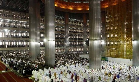   Ribuan umat muslim melaksanakan salat Idul Adha di masjid Istiqlal, Jakarta, Jumat (26/10).(Adhi Wicaksono)