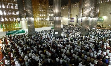 Ribuan umat Muslim melaksanakan salat Ied di Masjid Istiqlal, Jakarta (ilustrasi).