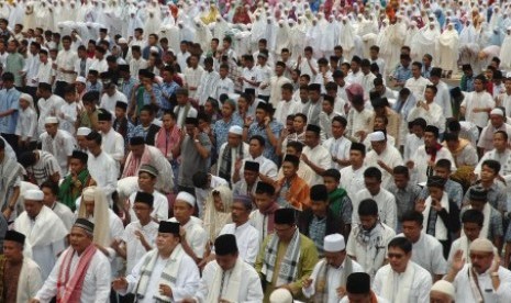 Ribuan umat muslim melaksanakan salat minta hujan (Istisqa) di Alun-alun Ciamis, Jawa Barat, Kamis (10/9).