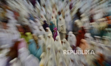  Ribuan umat Muslim tengah melaksanakan Shalat di Masjid Istiqlal, Jakarta