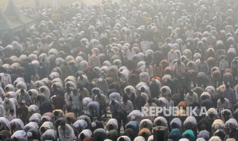 Ribuan umat muslim melaksanakan Shalat Idul Adha di halaman Masjid Raya Annur dengan kondisi kabut asap karhutla yang menyelimuti Kota Pekanbaru, Riau, Ahad (11/8/2019). 