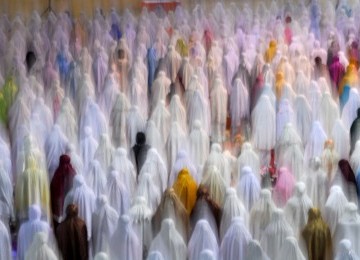 Ribuan umat muslim melaksanakan shalat tarawih di Masjid Istiqlal Jakarta, Ahad (31/7).