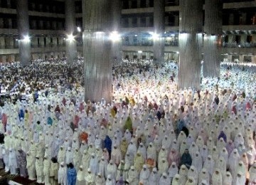 Ribuan umat Muslim melaksanakan shalat tarawih pertama di masjid Istiqlal Jakarta, Ahad (31/7). Sementara 1 Syawal 1432 H diprediksikan jatuh pada hari yang berbeda.