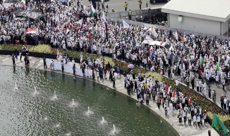 Thousands of Muslims protested against the Rohingya genocide at the HI roundabout, Jakarta, Wednesday (6/9).