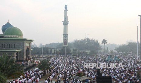  Masjid Agung An-Nur Pekanbaru akan Dihiasi Payung Elektrik. Foto:  Ribuan umat muslim mendengarkan ceramah saat akan melaksanakan Shalat Idul Adha di halaman Masjid Raya Annur dengan kondisi kabut asap karhutla yang menyelimuti Kota Pekanbaru, Riau, Ahad (11/8/2019).