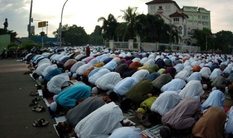  Ribuan umat Muslim mengikuti Salat Idul Fitri di Jalan Matraman, Jakarta Timur, Senin (28/7). (Republika/Raisan Al Farisi)