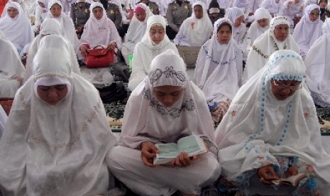 Ribuan umat muslim mengikuti zikir akbar dilanjutkan dengan doa bersama di Mesjid Raya Baiturrahman, Banda Aceh, Ahad (6/4).