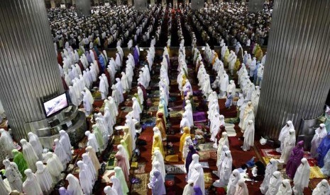  Ribuan umat muslim menjalankan ibadah Shalat Tarawih pertama bulan suci Ramadhan 1433 H di Masjid Istiqlal, Jumat, (20/7). (Adhi Wicaksono/Republika)