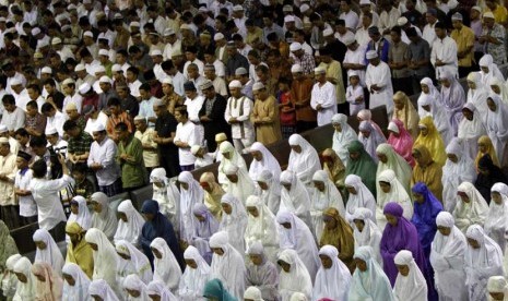 Ribuan umat muslim menjalankan ibadah shalat tarawih. 