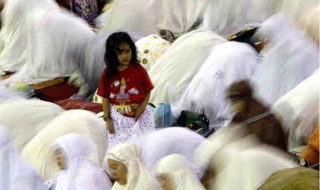  Ribuan umat muslim menjalankan ibadah Shalat Tarawih pertama bulan suci Ramadhan 1433 H di Masjid Istiqlal, Jumat, (20/7). (Adhi Wicaksono/Republika)