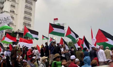 Ribuan umat muslim se-Bogor Raya menggelar aksi Bogor Raya Bela Palestina di Tugu Kujang Kota Bogor, Rabu (25/10/2023). 