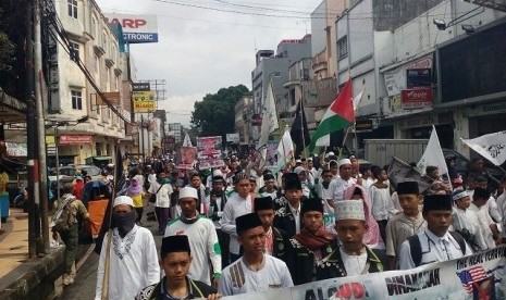 Ribuan umat muslim se-Kota Tasikmalaya menggelar aksi bela Palestina, Kamis (14/12).