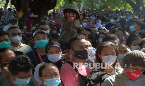 Ribuan warga antre mengikuti vaksinasi COVID-19 massal di Denpasar, Bali, Sabtu (26/6/2021). Petugas Kepolisian berupaya menertibkan masyarakat yang membludak saat mengikuti vaksinasi massal yang digelar di ruang publik tersebut untuk mencegah kerumunan dan agar tetap menerapkan protokol kesehatan COVID-19. ANTARA FOTO/Nyoman Hendra Wibowo/rwa.