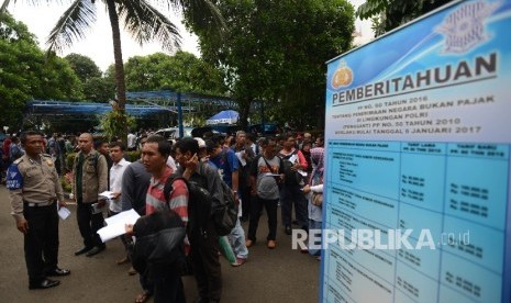 Ribuan warga antre untuk mengurus perpanjangan di Direkorat Lalu Lintas Polda Metro Jaya, Jakarta, Kamis (5/1)