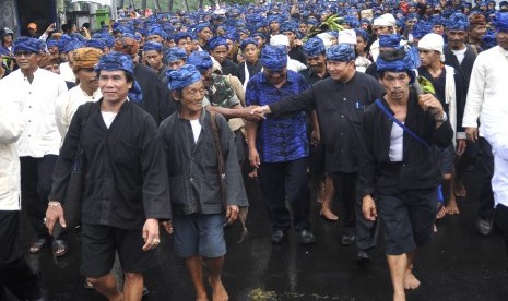 Ribuan warga Baduy disambut jajaran Muspida Pemkab Lebak saat memasuki Kota Rangkas Bitung untuk melaksanakan tradisi Seba ke Kantor Bupati Lebak, di Lebak, Banten, Jumat (13/5).