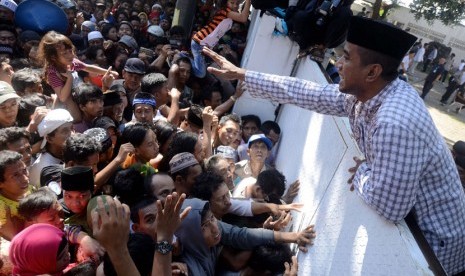  Ribuan warga berdesakan untuk bersilaturahmi di kediaman Wakil Presiden terpilih Jusuf Kalla, di Makassar, Sulsel, Selasa (29/7).