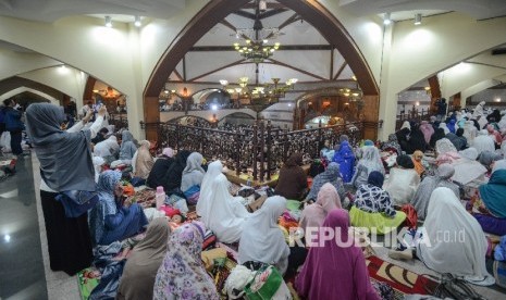  Ribuan warga bersiap untuk melaksanakan Shalat Subuh Berjamaah di Masjid Pusat Dakwah Islam (Pusdai) Kota Bandung, Jawa Barat, Senin (12/12). 