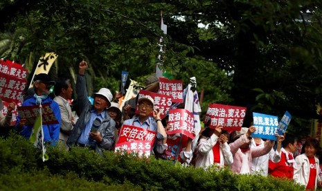 Ribuan warga berunjuk rasa di Tokyo, Ahad (5/6), menyatakan ketidaksetujuannya dengan kebijakan PM Shinzo Abe.