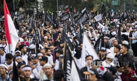 Ribuan warga berunjuk rasa memprotes pembakaran bendera berkalimat Tauhid di depan gedung Sate, Bandung, Jawa Barat, Jumat (26/10/2018).