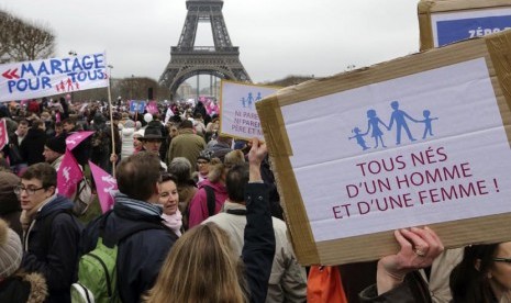  Ribuan warga berunjuk rasa memprotes rencana legalisasi pernikahan sesama jenis di Paris,Ahad (13/1). (Reuters/Philippe Wojazer)