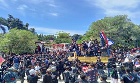 Ribuan warga dari berbagai ormas dan perwakilan warga terdampak gempa bumi Kabupaten Cianjur mendemo pendopo Kabupaten Cianjur, Rabu (11/1/2023). Mereka mempertanyakan bantuan dana untuk perbaikan rumah rusak.