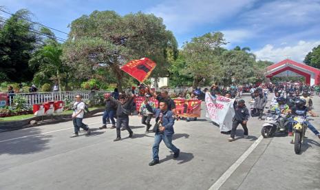 Ribuan warga dari berbagai ormas dan perwakilan warga terdampak gempa bumi Kabupaten Cianjur mendemo pendopo Kabupaten Cianjur, Rabu (11/1/2023). Mereka mempertanyakan bantuan dana untuk perbaikan rumah rusak.