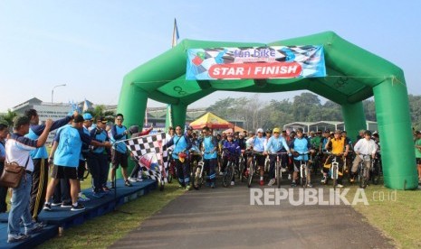 Ribuan warga dari Purwakarta, Subang, Karawang mengikuti fun bike yang diselenggarakan Lanud Suryadarma Kalijati, Subang, Ahad (29/4).