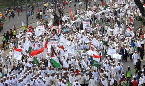 Ribuan warga dari sejumlah ormas Islam menggelar parade tauhid Indonesia saat melintas di Jalan Thamrin, Jakarta, Ahad (16/8). 