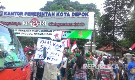 Ribuan warga Depok turun ke jalan melakukan aksi demo tolak penerapan Sistem Satu Arah (SSA). Aksi semo turun ke jalan berakhir di depan kantor Wali Kota, Depok, Kamis (7/9). 