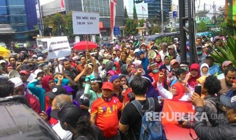 Ribuan warga Depok turun ke jalan melakukan aksi demo tolak penerapan Sistem Satu Arah (SSA). Aksi semo turun ke jalan berakhir di depan kantor Wali Kota, Depok, Kamis (7/9). 