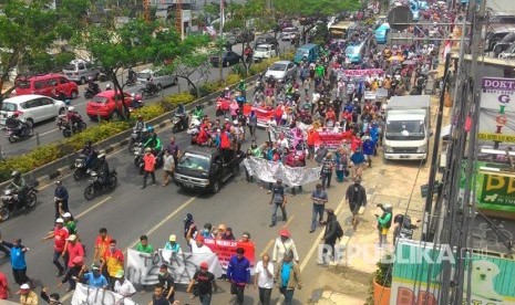 Ribuan warga Depok turun ke jalan melakukan aksi demo tolak penerapan Sistem Satu Arah (SSA). Aksi semo turun ke jalan berakhir di depan kantor Wali Kota, Depok, Kamis (7/9). 