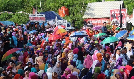 Ribuan warga di Ring 1 wilayah pembangunan pabrik Semen Indonesia di Rembang (Semen Rembang), Jawa Tengah, menduduki tenda perjuangan yang biasa digunakan penolak pabrik semen, Kamis (8/12). 