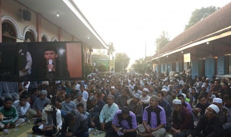 Ribuan warga di Simo, Kabupaten Boyolali, Jawa Tengah, menunaikan shalat shubuh berjamaah bersama Gubernur NTB TGH Muhammad Zainul Majdi atau Tuan Guru Bajang (TGB) di Masjid Riyadlul Jannah (MRJ), Simo, Kabupaten Boyolali, Jawa Tengah, Jumat (30/3).  