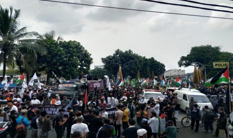 Ribuan warga di Tasikmalaya melakukan aksi solidaritas untuk Palestina di depan Masjid Agung Kota Tasikmalaya, Jumat (21/5).