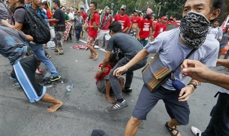 Ribuan warga Filipina menggelar protes anti-Amerika Serikat (AS) di depan kantor Kedutaan Besar AS di Manila pada Rabu (19/10). Protes berakhir ricuh.