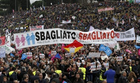 Ribuan warga Italia berunjuk rasa di Roma, Sabtu (30/1), menolak pengesahan legal LGBT. Mereka memanggul spanduk bertuliskan 'Ini Adalah Kesalahan Bahkan Jika Ini Dijadikan UU'.