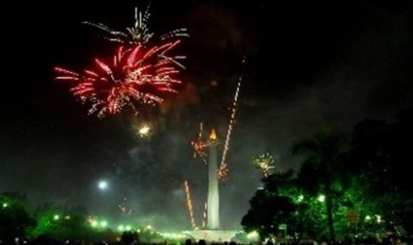 Ribuan warga Jakarta menyaksikan pesta kembang api di kawasan Monas saat malam pergantian tahun baru 2011, Jakarta.