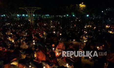 Ribuan warga Kabupaten Indramayu menggelar aksi keprihatinan terhadap terjadinya teror bom Surabaya, Selasa (15/5) malam. Aksi dengan menyalakan lilin iu dilaksanakan di Tugu Perjuangan Kabupaten Indramayu. 