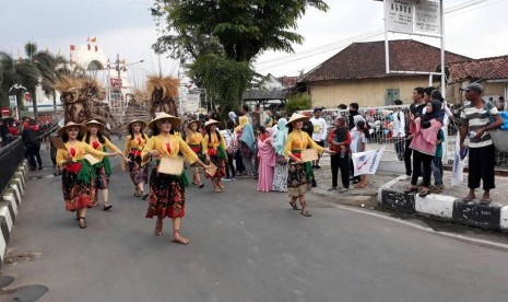 Ribuan warga Kabupaten Purwakarta, menonton parade sosial budaya yang diselenggarakan FSPMI dalam rangka peringatan Mayday, Senin (1/5).