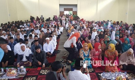 Ribuan warga Kecamatan Darangdan, Kabupaten Purwakarta, menggelar do'a bersama untuk Bupati Dedi Mulyadi, yang terdzalimi oleh elit Partai Golkar, Jumat (17/11).