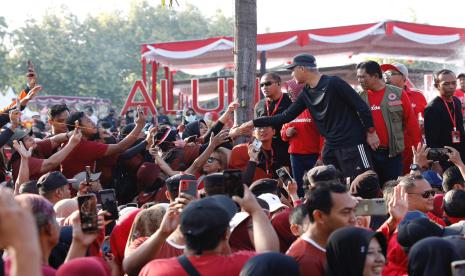 Ribuan warga Klaten terlihat serentak mengenakan kaos bertuliskan Thanks To Pak Ganjar pada Jumat (1/9/2023). 