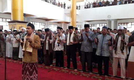 Ribuan warga Kota Sukabumi mengikuti shalat ghaib untuk korban bencana di Sulawesi Tengah selepas shalat Jumat di Masjid Agung Sukabumi Jumat (5/10).