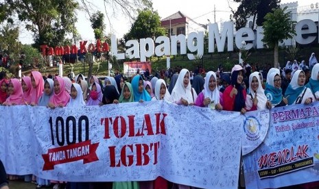 Ribuan warga Kota Sukabumi menolak LGBT dengan menggelar aksi tandatangan di Lapangan Merdeka Kota Sukabumi Ahad (21/10).