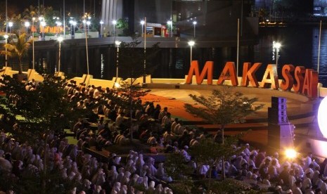 Ribuan warga Makassar antusias hadiri Gerakan Shalat Subuh Berjamaah di Pantai Losari, Makassar, Ahad (28/8).