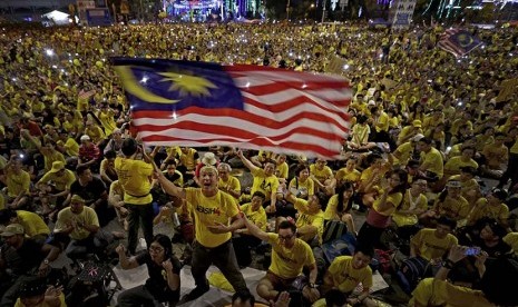 RIbuan warga Malaysia turun ke jalan kota Kuala Lumpur, mendesak PM Najib Razak mengundurkan diri dari jabatannya.  (EPA/Ritchie B. Tongo)