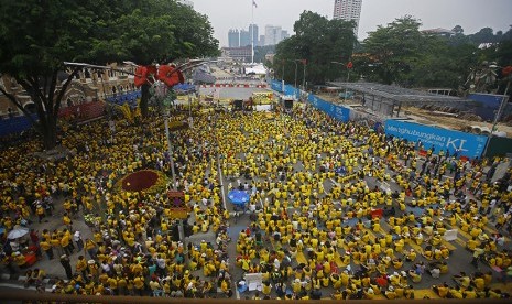 Ribuan warga Malaysia turun ke jalan kota Kuala Lumpur, mendesak PM Najib Razak mengundurkan diri dari jabatannya.   (EPA/Ahmad Yusni)