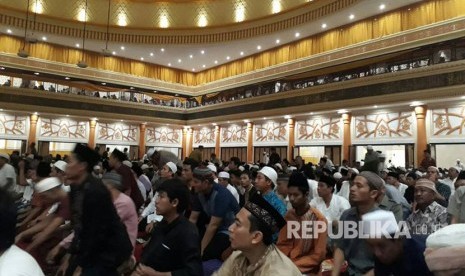 Ribuan warga Mataram beribadah Shalat Tarawih pertama di Masjid Hubbul Wathan, Islamic Center NTB, Jumat (26/5) malam.