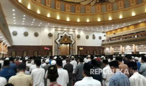 Ribuan warga Mataram beribadah Shalat Tarawih pertama di Masjid Hubbul Wathan, Islamic Center NTB, Jumat (26/5) malam.