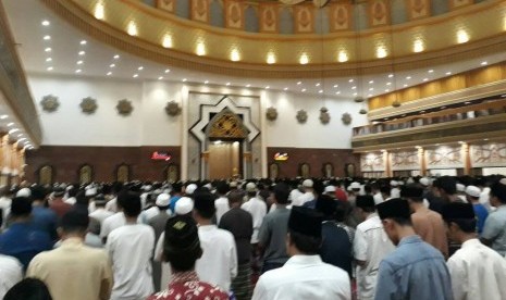 Ribuan warga Mataram beribadah Shalat Tarawih pertama di Masjid Hubbul Wathan, Islamic Center NTB, Jumat (26/5) malam.